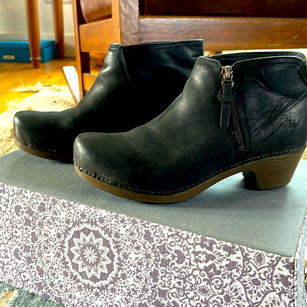 Black clog leather bootie
